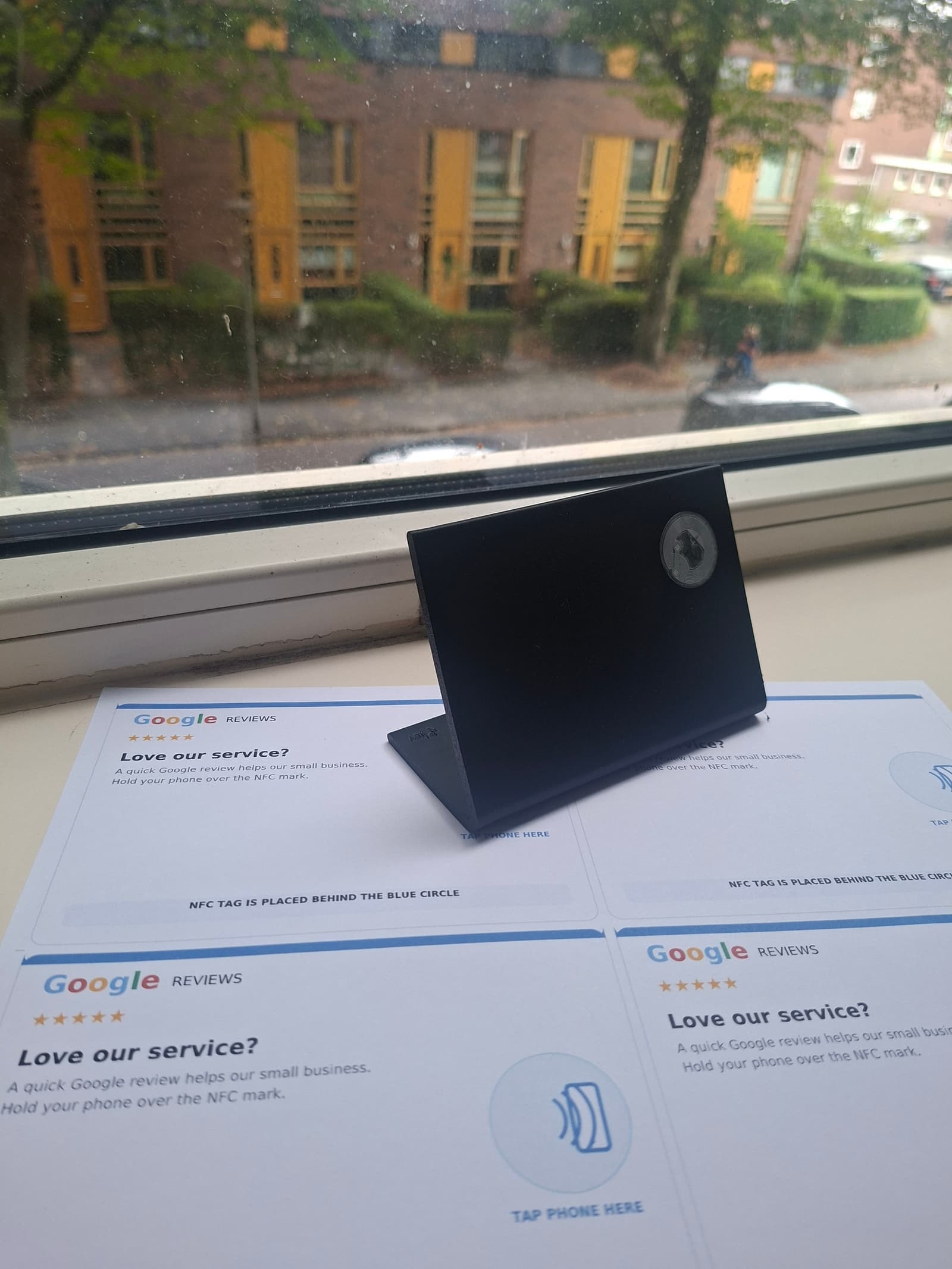 Echt zwart Google review budgetbordje met QR-code en NFC uit de OmniTechs werkplaats