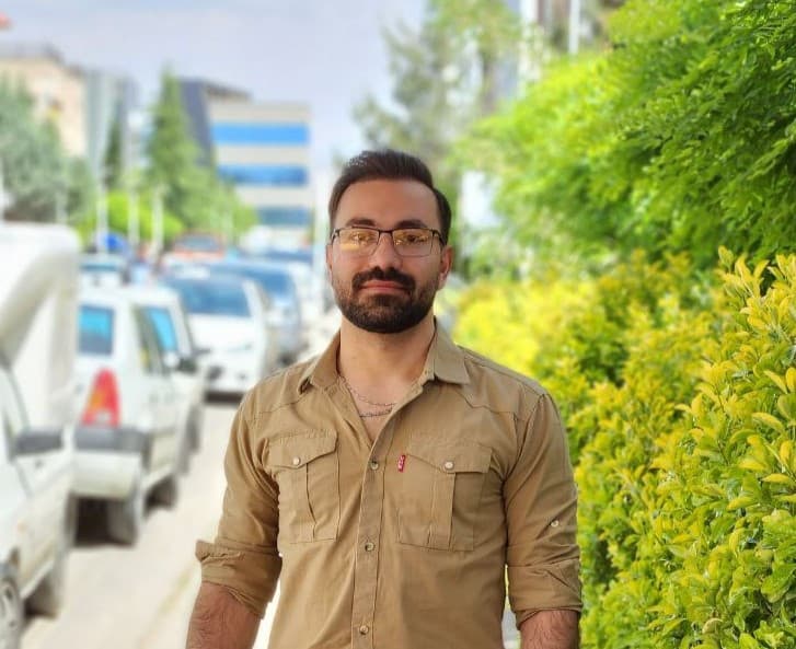 Portrait of Sina Esfahani, founder of OmniTechs.