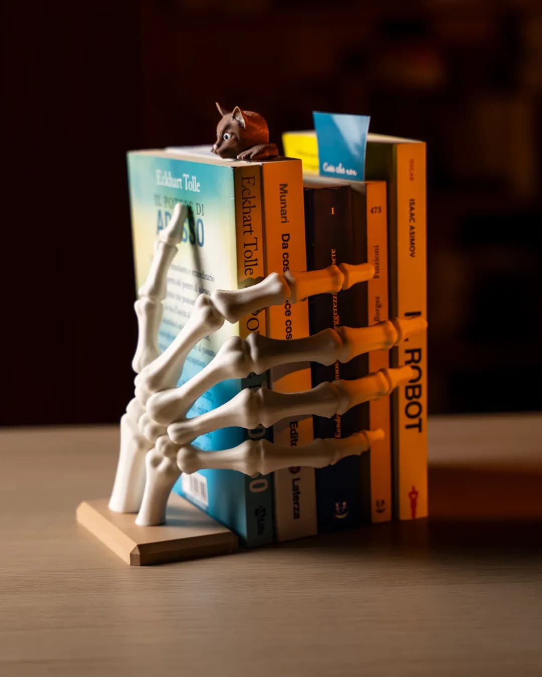 Skelethand boekensteun, gelicentieerd ontwerpvoorbeeld van Collecticraft (1)