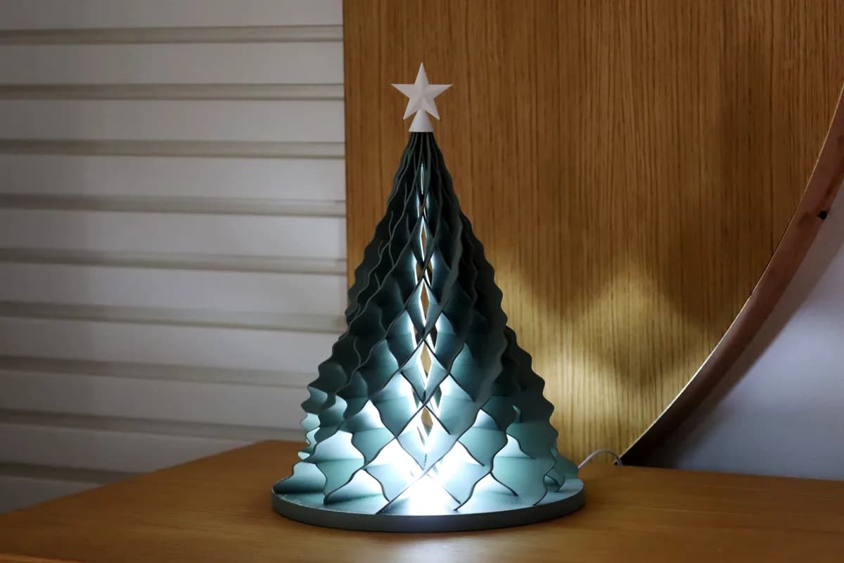Christmas tree with puck LED, design example by Iamprinted (1)