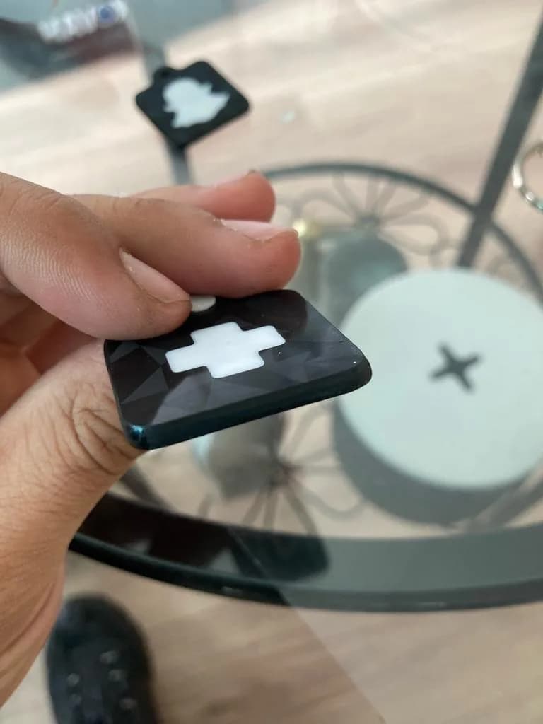 Sleutelhanger met facetstructuur en een witte inlay in een tweede kleur.