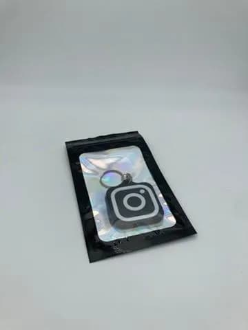 Sleutelhanger met sleutelring in een dichtgesealde holografische verpakking.