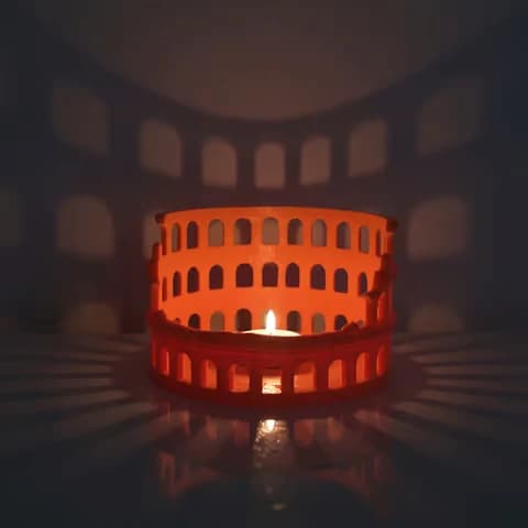 Makerbeeld van de Colosseo LED-houder-vorm met lage voorkant, hogere boogrijen achteraan en oorspronkelijk kaarslicht; onze offerte betreft een LED-uitvoering