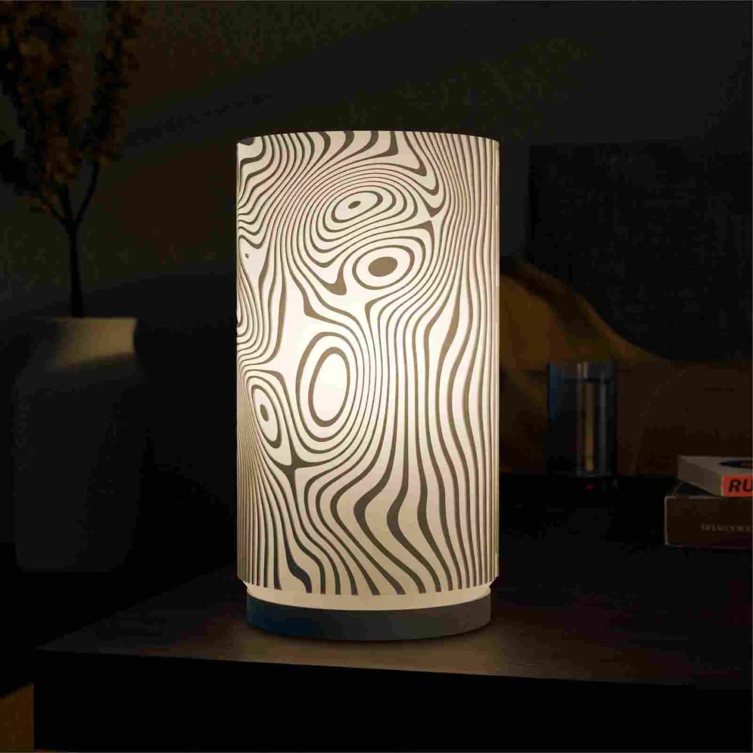 Verlicht Drift Glow-ontwerpvoorbeeld van kraken.stl: cilindervormige lichte kap met houtnerfachtige lijnen op lage voet