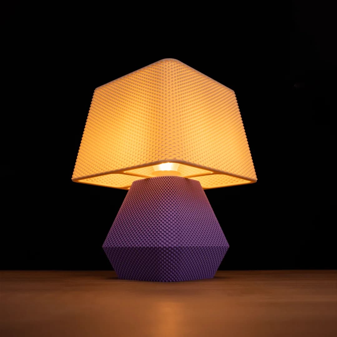 Kasta-ontwerpvoorbeeld van Lunfardo: verlichte vierkante reliëfkap boven paarse gefacetteerde voet