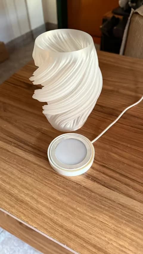 Kraken LED001-voet naast een losse gedraaide kap in een makerbeeld; kap en lichtmodule niet inbegrepen