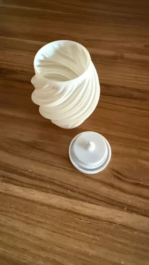 Kraken LED-kaars 35 mm in een makerbeeld met een los LED-kaarsje en gedraaide kap; alleen de geselecteerde geprinte voet is inbegrepen