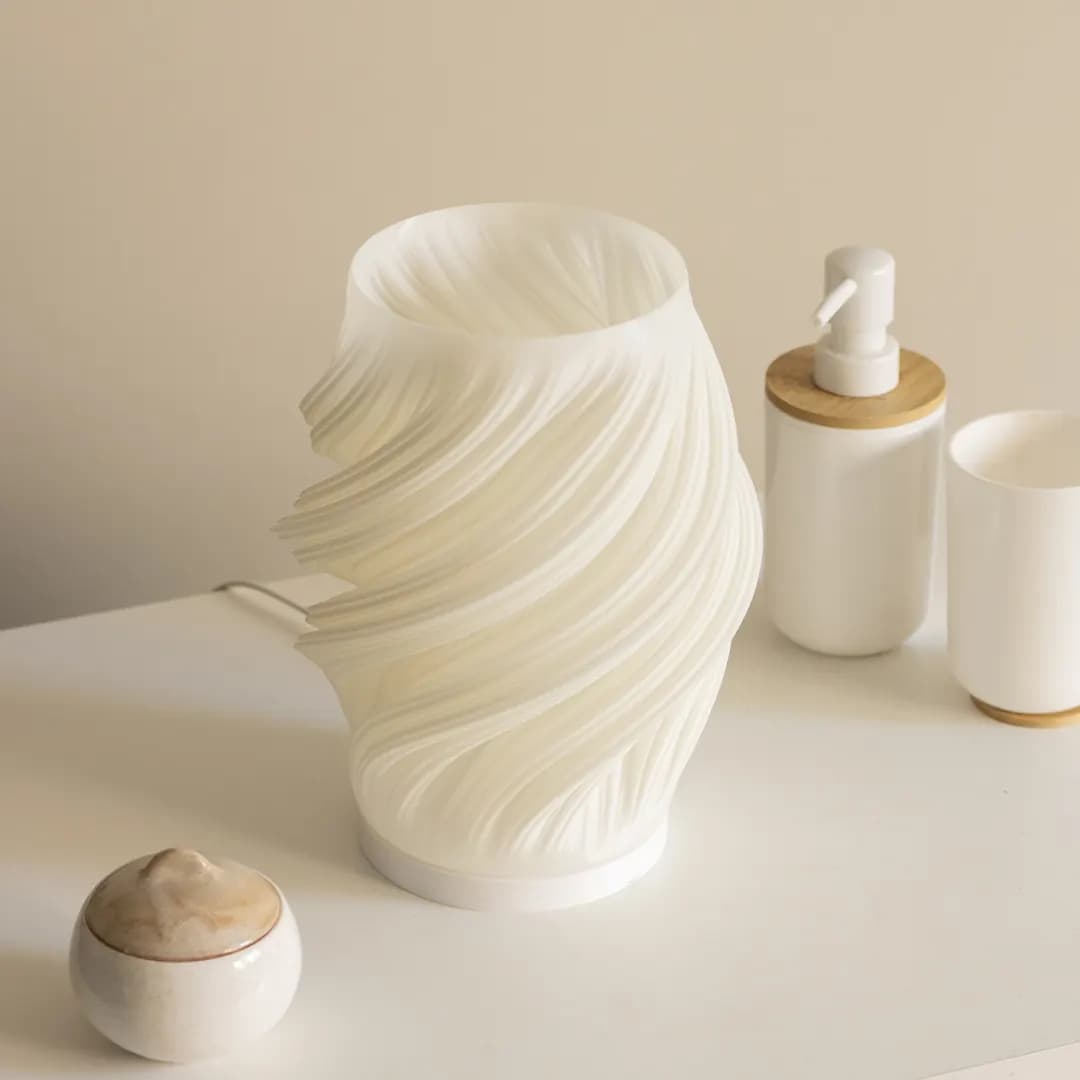 Lara – Witte kap met gedraaide lamellen op een wit dressoir