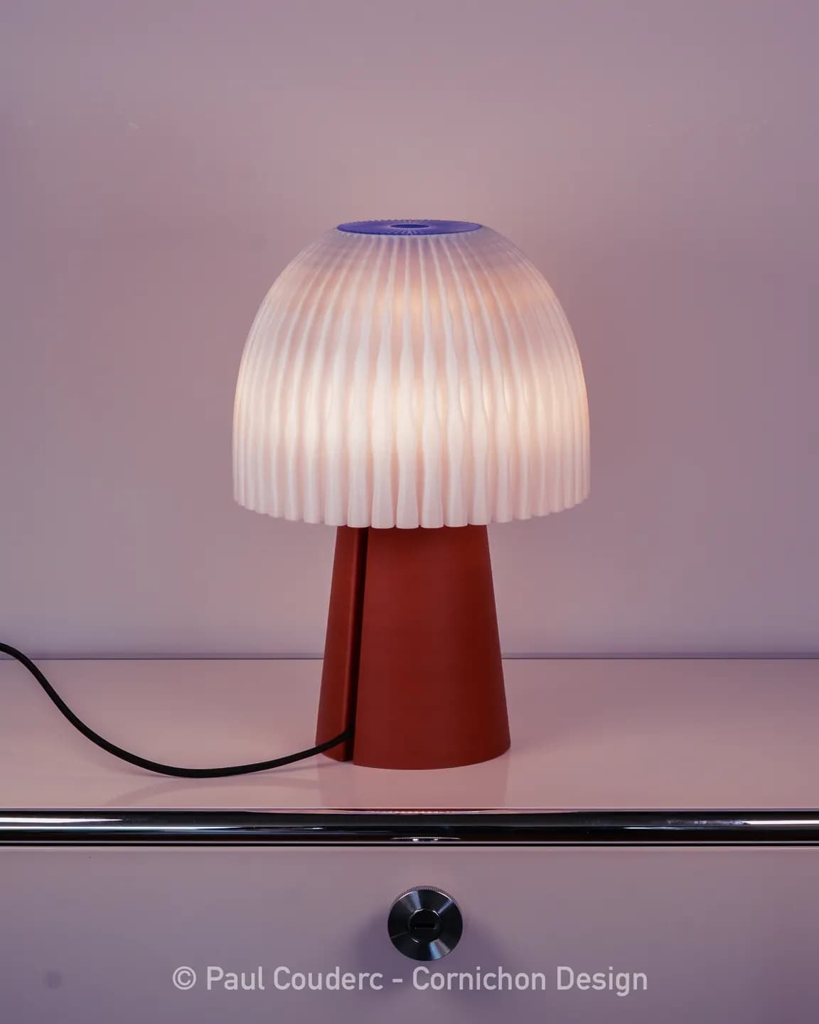 Orange 3 – Brandend met witte plissé koepelkap op een terracotta voet
