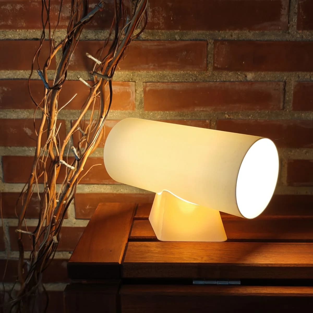 Rotor-ontwerpvoorbeeld van Creaserra: verlichte horizontale cilinder op een warm oplichtende voet