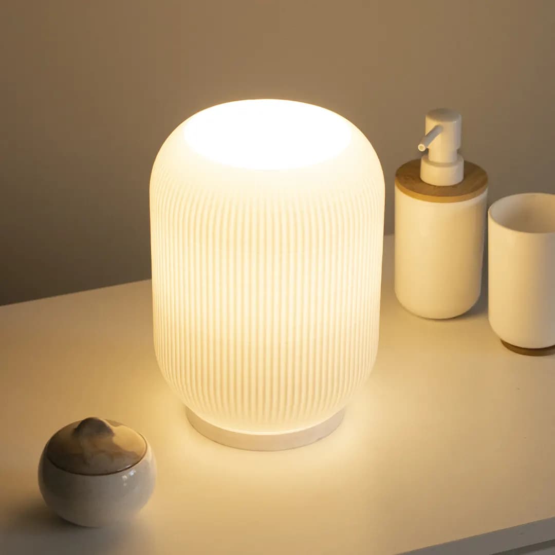 Sophie – Brandend met warm licht op een witte kast