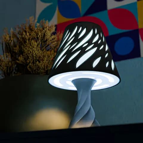 Verlicht Tall Spectra-ontwerpvoorbeeld van kraken.stl: donkere perforatiekap op hoge gedraaide voet