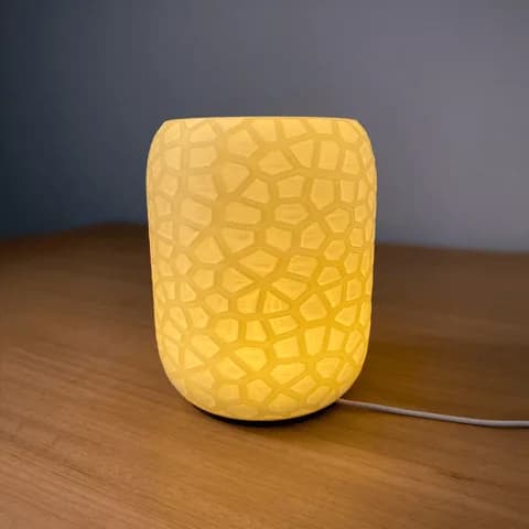 Verlicht Voronoi-ontwerpvoorbeeld van Slang: gesloten cellen met donkere randen op een houten tafel
