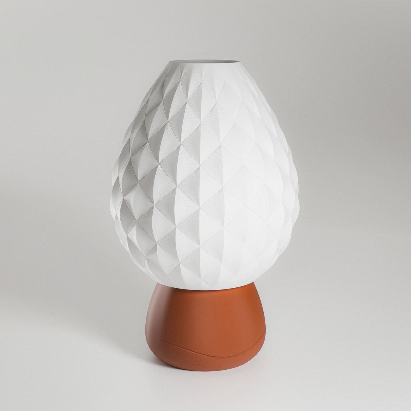 Detail van Pine Glow: witte ruitkap op een ronde terracotta voet met een groef