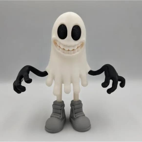 Retro spookfiguur – wit spookje met grote zwarte ogen, grijns, zwarte handjes en grijze sneakers, van voren