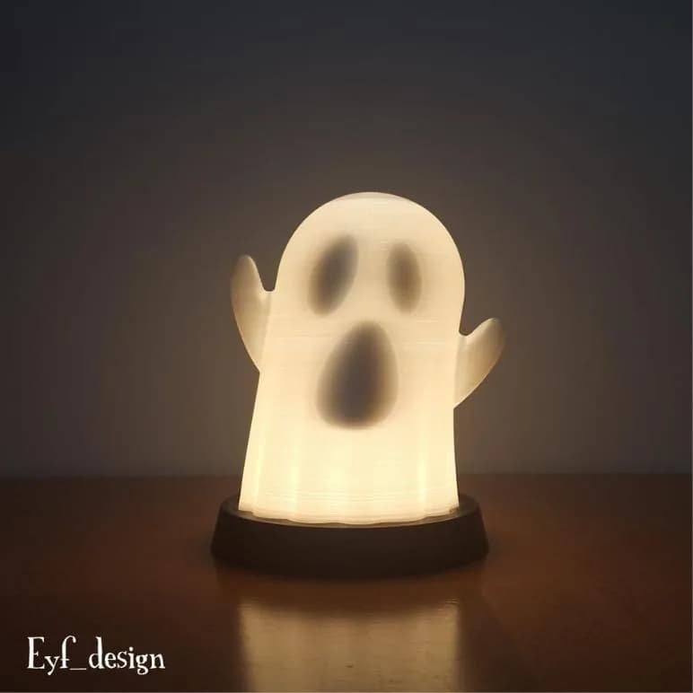Spooklamp – verlicht wit spookje met verbaasd gezicht op een donkere voet